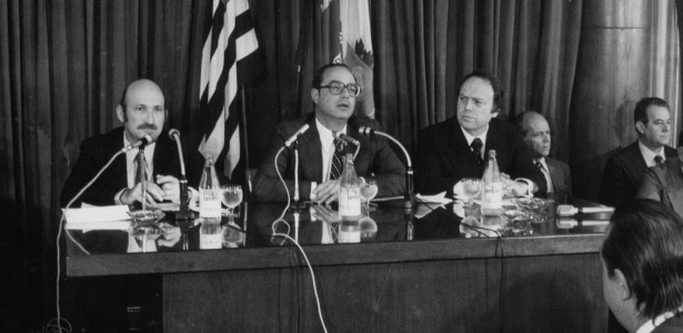 Em 1979, o governador Paulo Maluf (ao centro) e o vice-governador José Maria Marin (à dir.) durante discurso - Folhapress