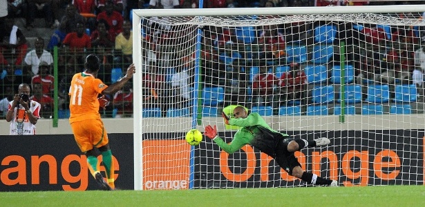 O brasileiro Danilo Clementino defende pênalti cobrado por Drogba pela seleção de Guiné Equatorial