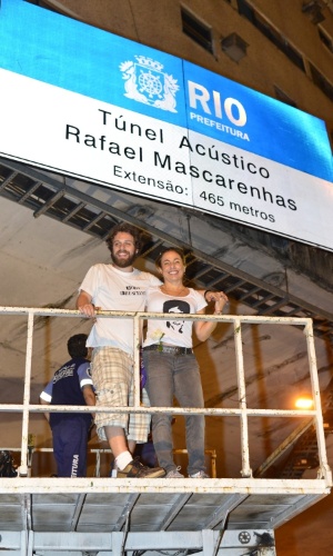10.abr.2013 - Cissa Guimarães com o filho João no evento de reinauguração do túnel acústico "Rafael Mascarenhas", filho da atriz que morreu atropelado no local em 2010, na Gávea, Rio de Janeiro