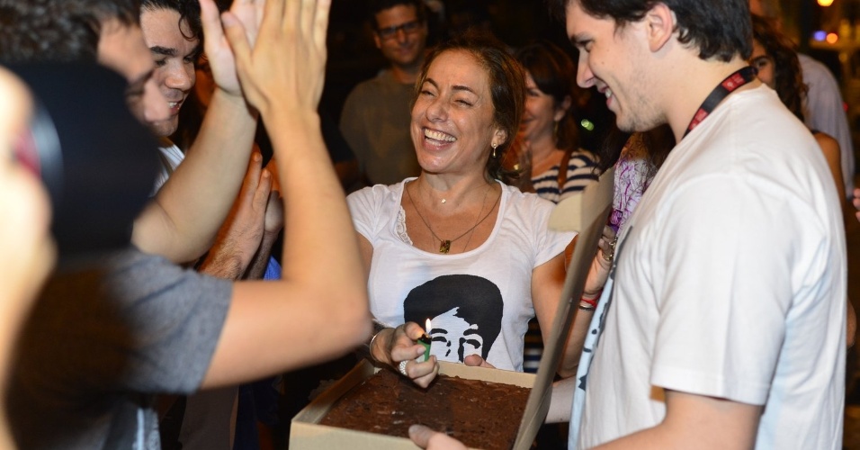10.abr.2013 - Cissa Guimarães faz uma "vela" sobre brownie de aniversário no evento de reinauguração do túnel acústico "Rafael Mascarenhas", filho da atriz que morreu atropelado no local em 2010, na Gávea, Rio de Janeiro