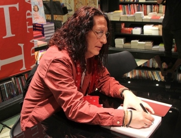 10.abr.2013 - Gerald Thomas autografa seu novo livro, "Arranhando a Superfície", durante lançamento em uma livraria do Rio de Janeiro
