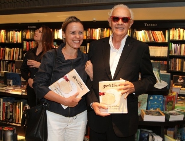 10.abr.2013 - Giulia Gam e Ney Latorraca prestigiam o lançamento do novo livro do diretor teatral Gerald Thomas, "Arranhando a Superfície". O evento aconteceu em uma livraria do Rio