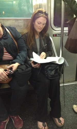 10.abr.2013 - Julianne Moore é flagrada por fã enquanto lê no metrô de Nova York