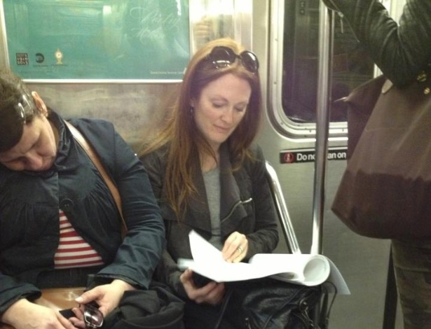 10.abr.2013 - Julianne Moore é flagrada por fã enquanto lê no metrô de Nova York