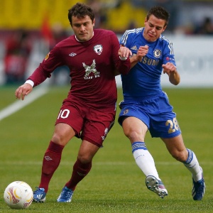 11.abr.2013 - Cesar Azpilicueta (dir), do Chelsea, disputa bola no jogo de corpo contra Alan Kasaev, do Rubin Kazan, durante partida pela Liga Europa - REUTERS/Grigory Dukor