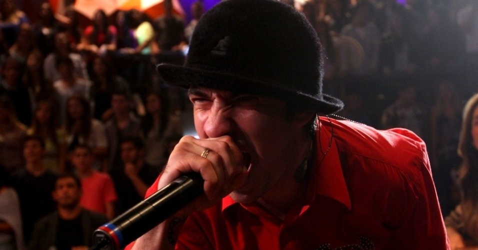 11.abr.2013 - Champignon, ex-baixista do Charlie Brown Jr., assume os vocais em A Banca - Léo Franco/AgNews