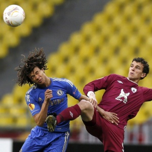 11.abr.2013 - Com sua vasta cabeleira, Nathan Aké (esq), do Chelsea, afasta bola de cabeça durante partida contra o Rubin Kazan, pela Liga Europa - EFE/Yuri Kochetkov