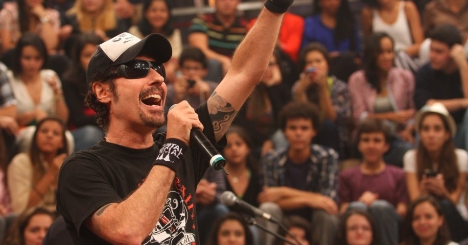 11.abr.2013 - Dinho Ouro Preto, vocalista do Capital Inicial, - Léo Franco/AgNews