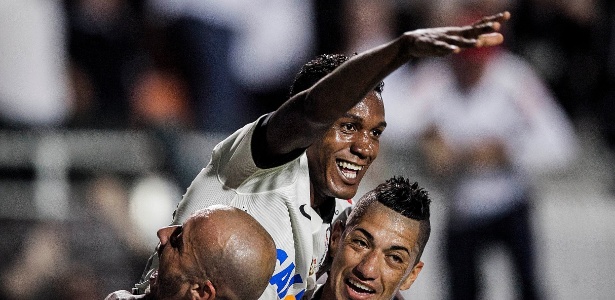 Edenilson, do Corinthians, comemora o terceiro gol sobre o San José pela Libertadores - Leonardo Soares