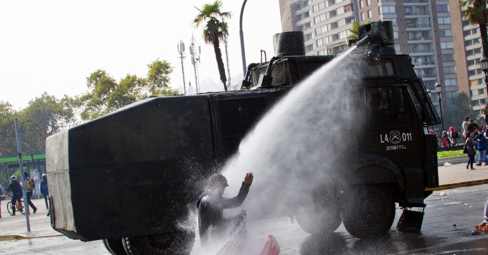 11.abr.2013 - Estudante é atingido por jato de água durante manifestação que reuniu milhares de chilenos nesta quinta-feira (11). A marcha percorreu as ruas de Santiago para exigir uma educação pública gratuita e de melhor qualidade
