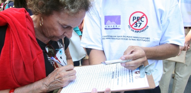 11.abr.2013 - Mulher adere à campanha para recolher assinaturas contra a PEC  37 - Zulmair Rocha/UOL