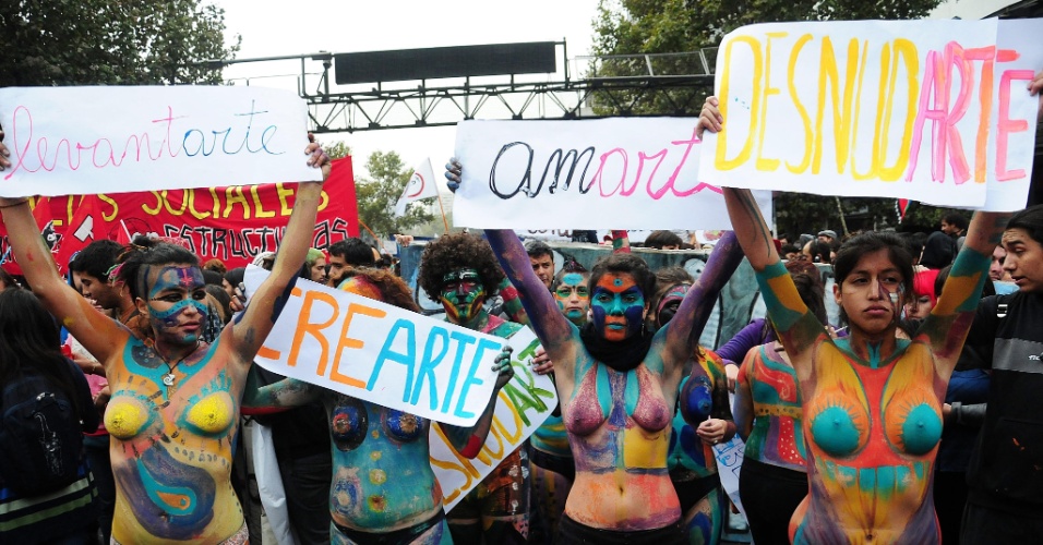 11.abr.2013 - Mulheres protestam com os corpos pintados durante manifestação por melhorias no sistema público de educação chileno. A marcha realizada nesta quinta-feira (11) reuniu milhares de estudantes nas ruas de Santiago