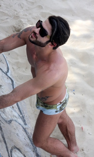 11.abr.2013 - O brasileiro Harry Louis acaricia o namorado, o estilista Marc Jacobs, na praia de Ipanema, na zona sul do Rio