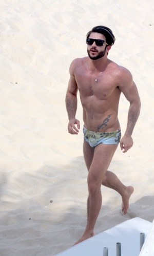 11.abr.2013 - O brasileiro Harry Louis, namorado do estilista Marc Jacobs, caminha na praia de Ipanema, na zona sul do Rio