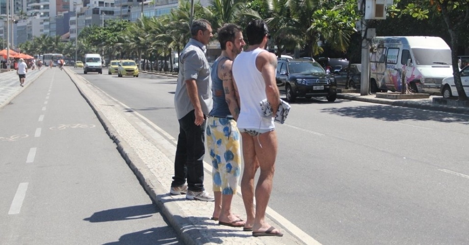 11.abr.2013 - O estilista Marc Jacobs e o namorado, o brasileiro Harry Louis, vestem-se antes de deixar a praia de Ipanema, na zona sul do Rio