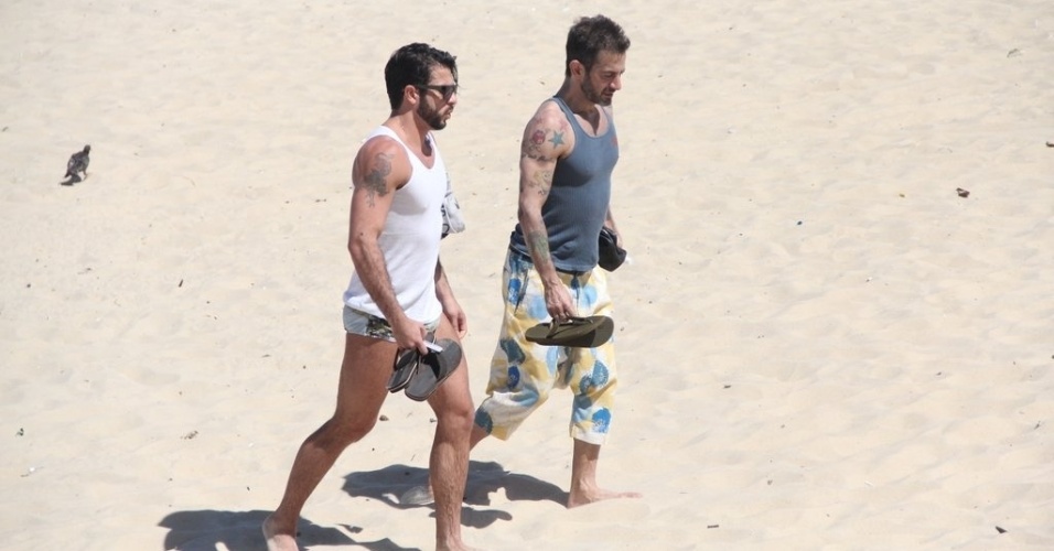 11.abr.2013 - O estilista Marc Jacobs e o namorado, o brasileiro Harry Louis, deixam a praia de Ipanema, na zona sul do Rio