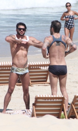 11.abr.2013 - O estilista Marc Jacobs e o namorado, o brasileiro Harry Louis, vestem-se antes de deixar a praia de Ipanema, na zona sul do Rio