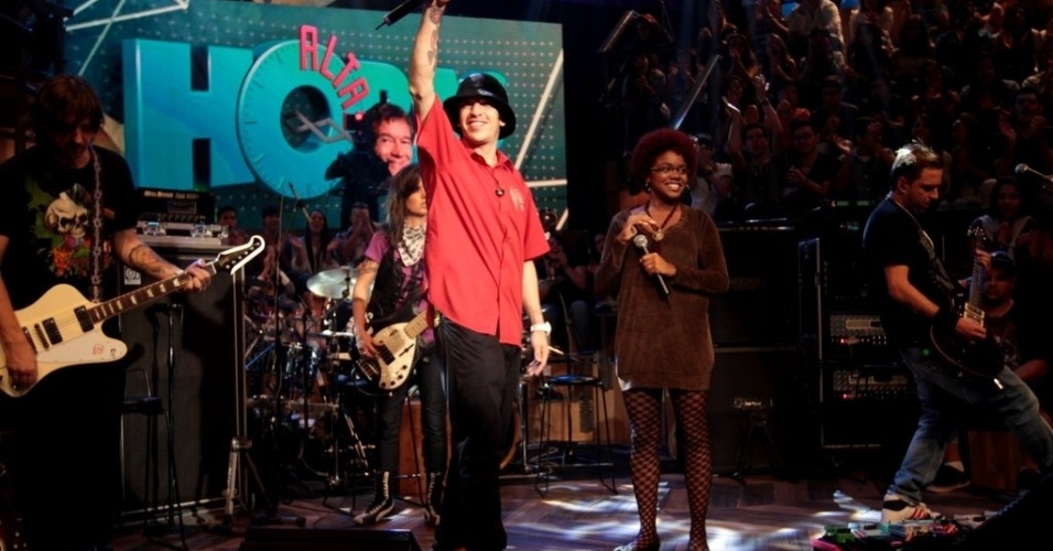 11.abr.2013 - Os remanescentes da banda Charlie Brown Jr. lançam o projeto A Banca e recebem convidados durante o programa "Altas Horas", da TV Globo