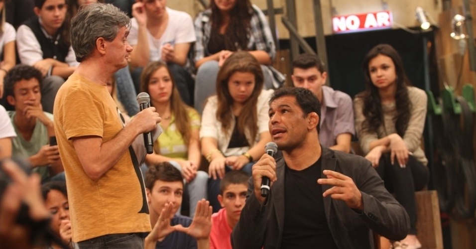 11.abr.2013 - Serginho Groissman conversa com Minotauro e Minotouro, lendas vidas do MMA brasileiro - Léo Franco/AgNews