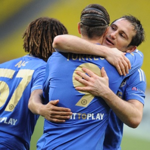 11.abr.2013 - Veterano Frank Lampard (dir) abraça Fernando Torres após o atacante abrir o placar para o Chelsea contra o Rubin Kazan, pela Liga Europa - AFP PHOTO/ALEXANDER NEMENOV