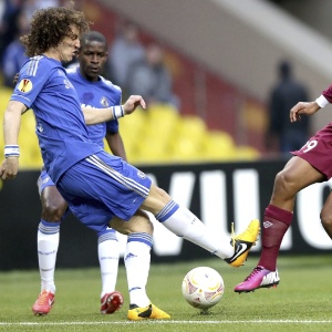 11.abr.2013 - Zagueiro brasileiro David Luiz (esq), do Chelsea, disputa bola com José Rondón, do Rubin Kazan, durante confronto pela Liga Europa - EFE/Maxim Shipenkov
