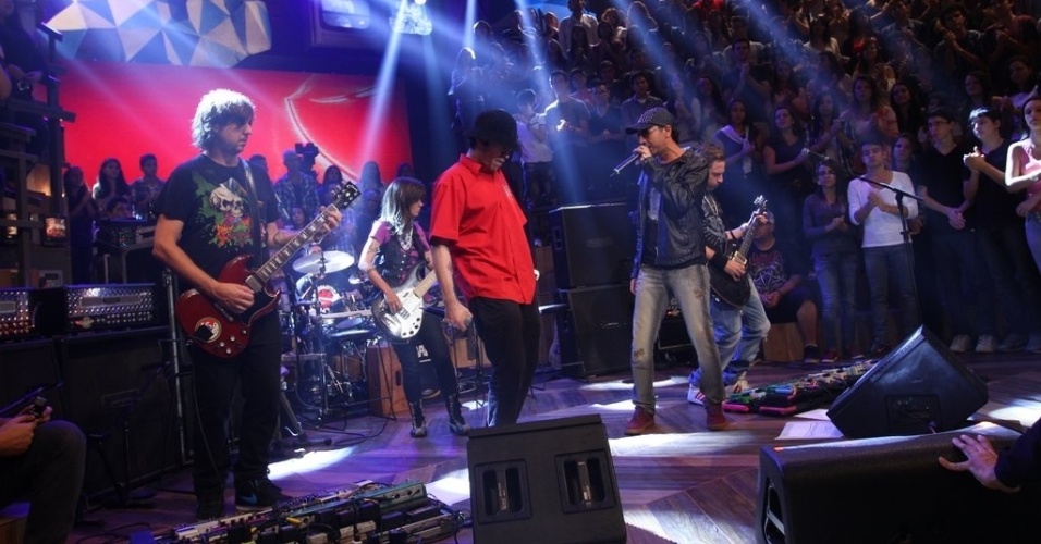 11.abr.2013 - Zeca Baleiro canta ao lado de Champignon durante performance da banda A Banca - Léo Franco/AgNews