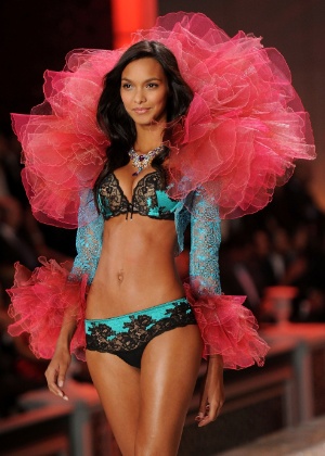 A modelo Lais Ribeiro durante desfile para a grife de lingerie Victoria"s Secret (09/11/2011) - Getty Images