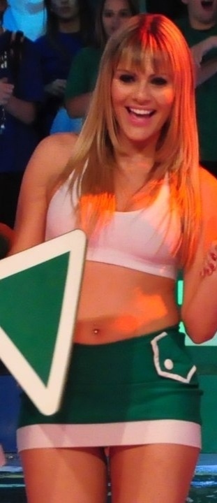 Bárbara da Costa é assistente de palco do programa "O Último Passageiro", da RedeTV! - Reprodução/Facebook