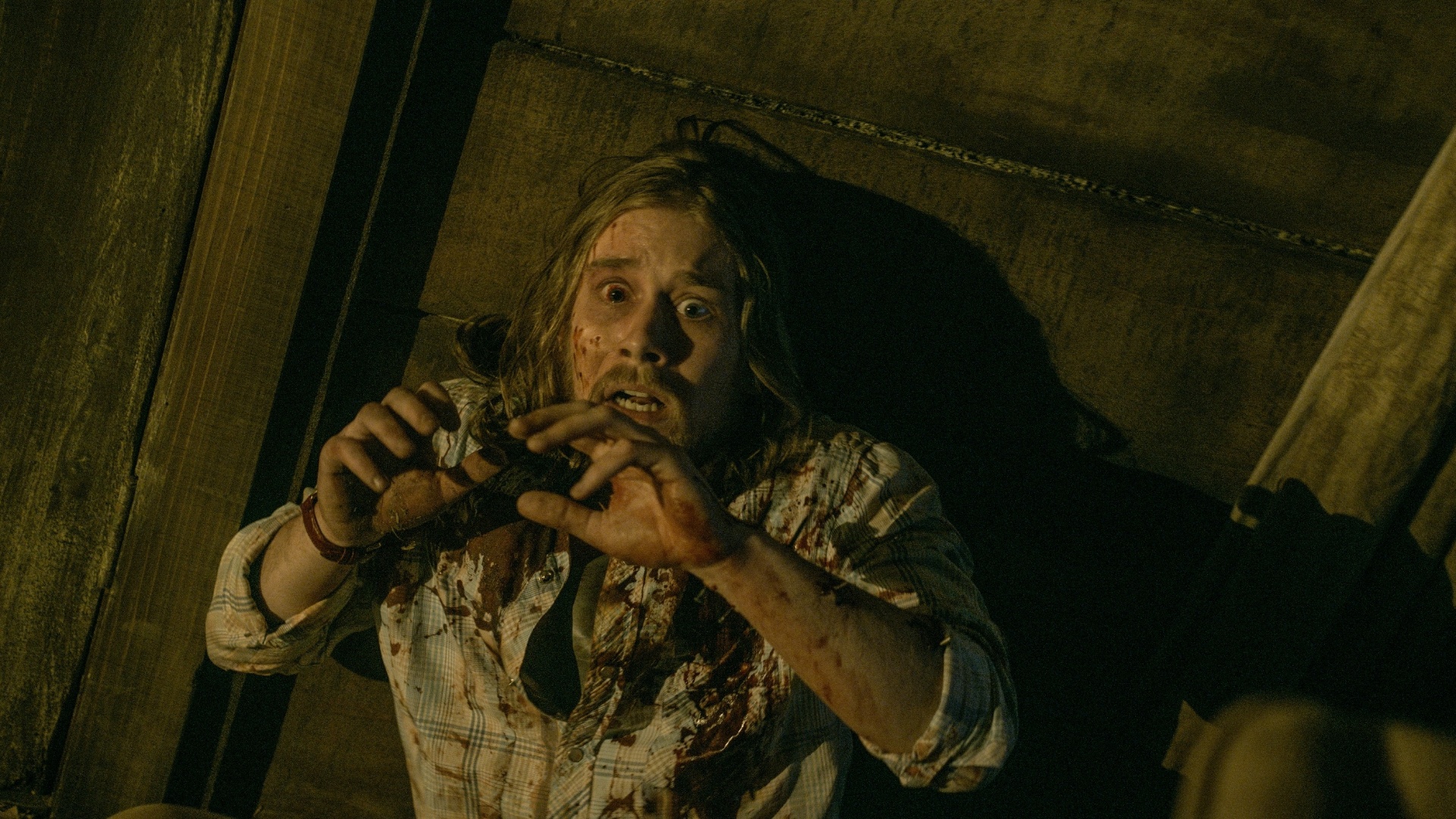 Cena do filme "A Morte do Demônio", remake do clássico do terror "The Evil Dead - A Morte do Demônio", dirigido em 1981 por Sam Raimi. No novo longa, o diretor Fede Alvarez traz uma nova roupagem para a história de um grupo de amigos que viajam para uma cabana em um lugar remoto onde encontram um livro misterioso. A leitura provoca uma ascensão de mortos-vivos à espreita na mata próxima - Divulgação / Sony