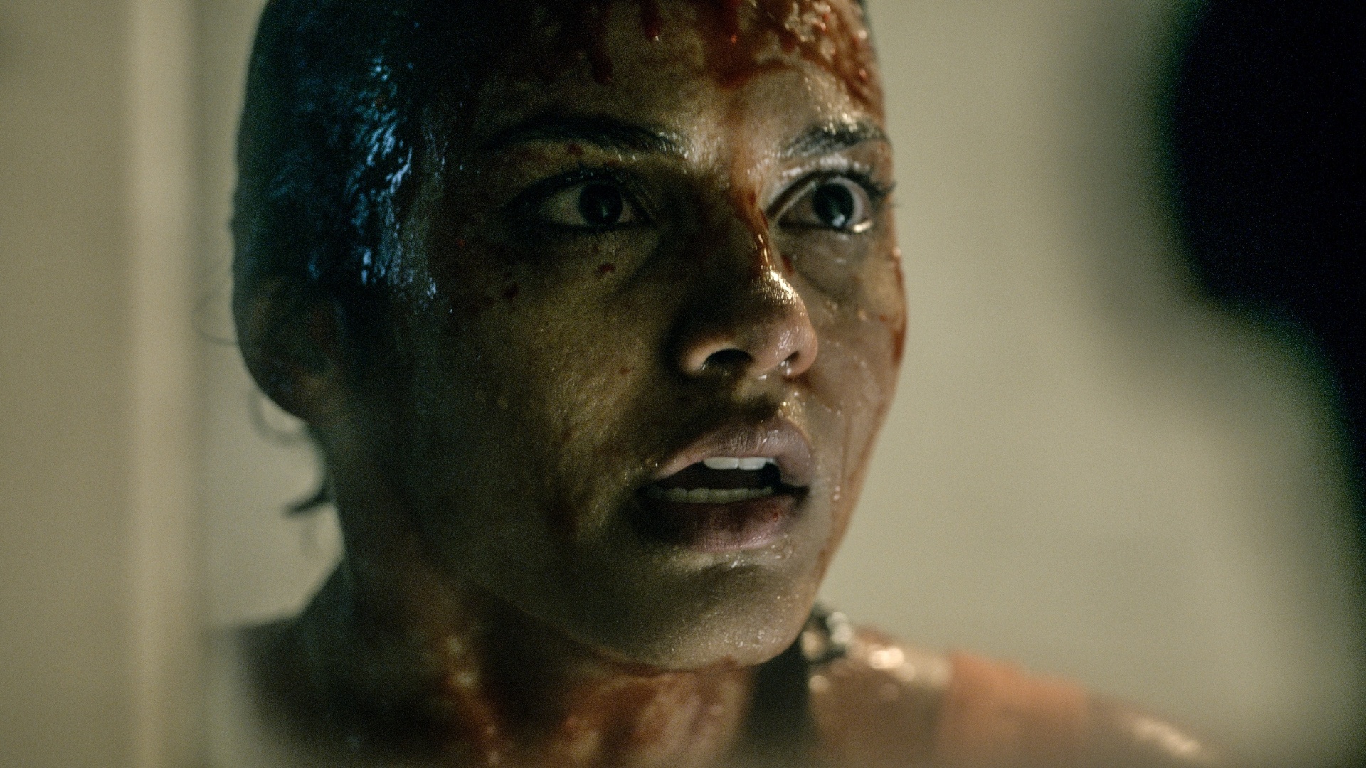 Cena do filme "A Morte do Demônio", remake do clássico do terror "The Evil Dead - A Morte do Demônio", dirigido em 1981 por Sam Raimi. No novo longa, o diretor Fede Alvarez traz uma nova roupagem para a história de um grupo de amigos que viajam para uma cabana em um lugar remoto onde encontram um livro misterioso. A leitura provoca uma ascensão de mortos-vivos à espreita na mata próxima - Divulgação / Sony