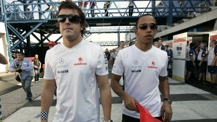 Fernando Alonso e Lewis Hamilton quando foram companheiros na McLaren, em 2007
