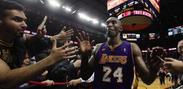 Kobe Bryant sai ovacionado após marcar 47 pontos na vitória dos Lakers sobre os Blazers - REUTERS/Steve Dipaola