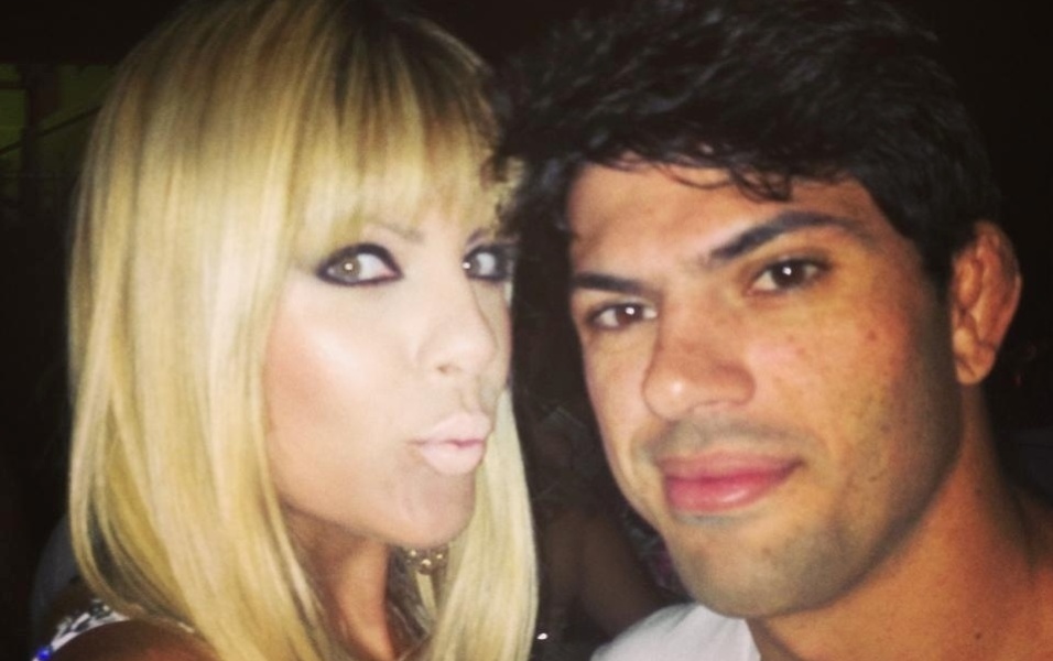 O lutador do TUF Brasil 2 Viscardi Andrade contou com o apoio da mulher, Bárbara, nas preliminares do reality show, em que os familiares puderam assistir aos combates - Reprodução/Facebook