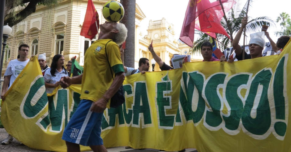 11.abr.2013 - Protesto em frente ao Palácio Guanabara, sede do governo do Rio de Janeiro, contra a privatização do Maracanã