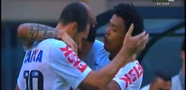 Após "roubar" gol de Romarinho, Guerrero levou tapa e bronca do amigo brincalhão - Reprodução/Sportv