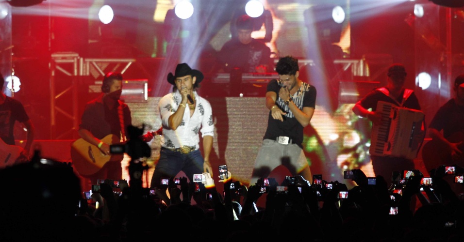 11.abr.2013 - Dupla fenômeno do sertanejo, Munhoz & Mariano cantam seu maior sucesso, "Camarelo Amarelo", em show no Villa Country, em São Paulo