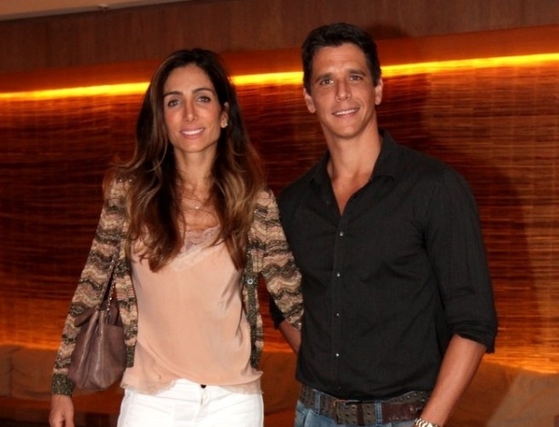 11.abr.2013 - Márcio Garcia, diretor de "Angie", com a mulher na pré-estreia do longa no Cinemark Cidade Jardim, em São Paulo