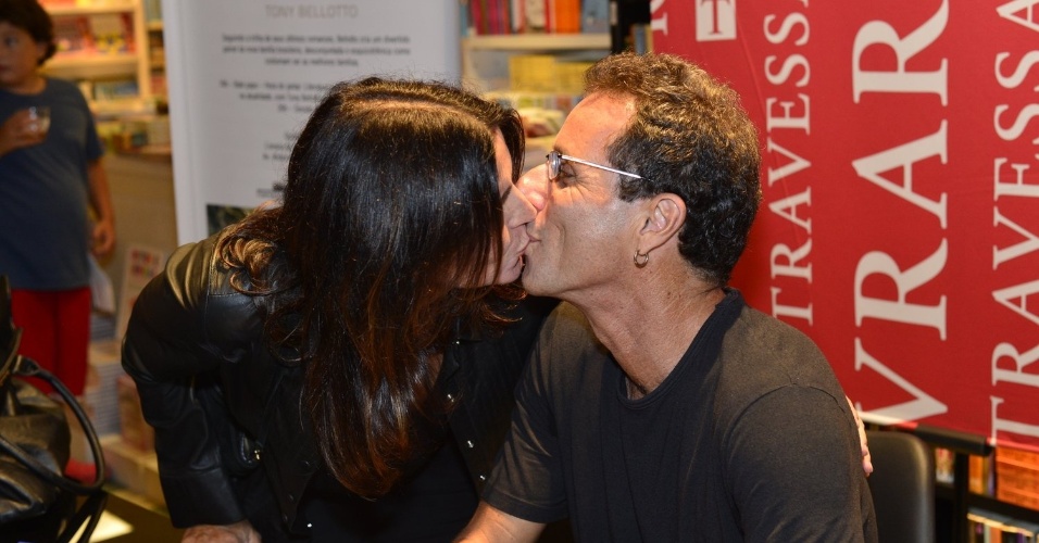 11.abr.2013 - O guitarrista dos Titãs Tony Bellotto recebe selinho da esposa Malu Mader em noite de autógrafos de seu livro "Machu Picchu" em livraria do Shopping Leblon, no Rio de Janeiro