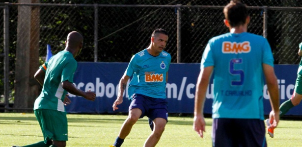 Atacante Anselmo Ramon (com a bola) diz desconhecer chance de deixar o Cruzeiro - Washington Alves/Vipcomm