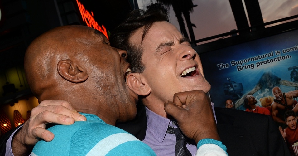 12.abr.2013 - Mike Tyson simula um golpe no queixo do ator Charlie Sheen e uma mordida em sua orelha durante a pré-estreia da comédia 