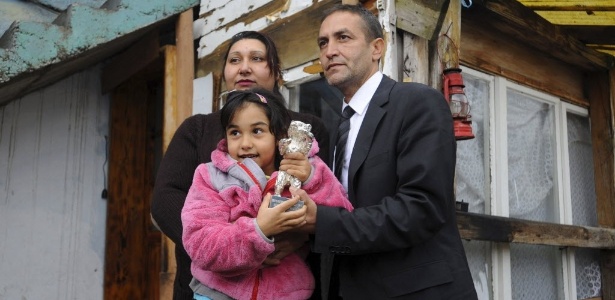 Nazif Mujic com a mulher Senada Alimanovic e a filha Sandra Mujic em sua casa na Bósnia - Stringer/Reuters