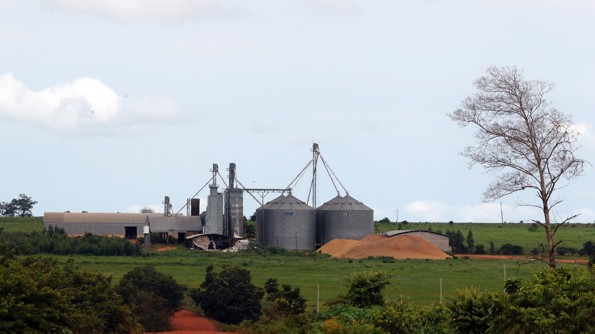 12.abr.2013 - O governo, ávido por uma fatia de terra fértil na região central do país, levou os índios para uma nova reserva a 400 quilômetros de distância - Paulo Whitaker/Reuters