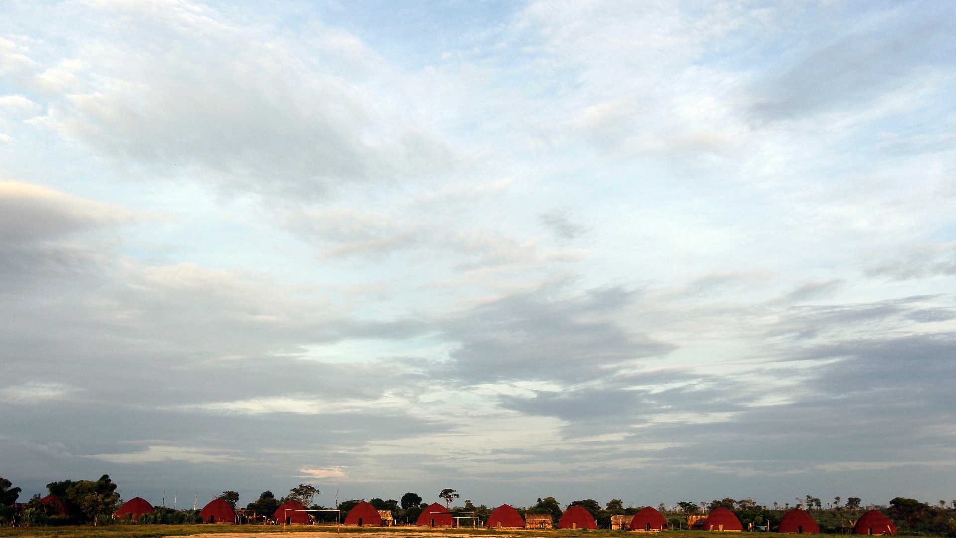 12.abr.2013 - O governo, ávido por uma fatia de terra fértil na região central do país, levou os índios para uma nova reserva a 400 quilômetros de distância - Paulo Whitaker/Reuters