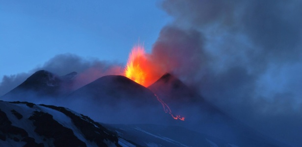 O vulcão Etna expele lava durante erupção na Sicília, Itália, em abril de 2013 - Davide Caudullo/EFE