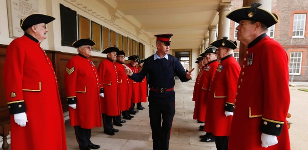 Sargento Pearse Lally inspeciona uniformes do grupo Chelsea Pensioners, que vai participar do funeral de Margaret Thatcher, no Royal Hospital Chelsea, em Londres - Olivia Harris/Reuters