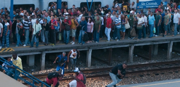 Um homem chegou a cair de um trem superlotado na manhã desta sexta, segundo informação da SuperVia - Erbs Jr./Frame/Estadão Conteúdo