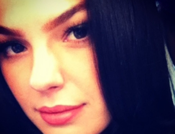 12.abr.2013- Isis Valverde está com novo visual. A atriz postou uma foto no Instagram com os cabelos mais escuros e escreveu: "Agora cabelos negros!!! Branca de neve!!!!rs"