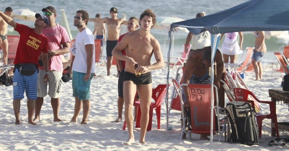 12.abr.2013- José Loreto aproveita a sexta-feira,12, de folga para curtir uma praia. O ator foi bastante assediado pelos fãs
