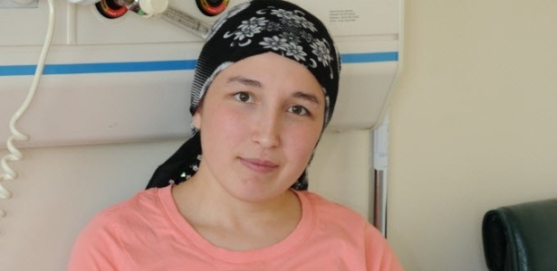 A turca Derya Sert posa antes da cirurgia de transplante de útero no hospital universitário Akdeniz, na cidade de Antalya, em 8 de agosto de 2011 quando tinha 21 anos  - AFP PHOTO/STRINGER
