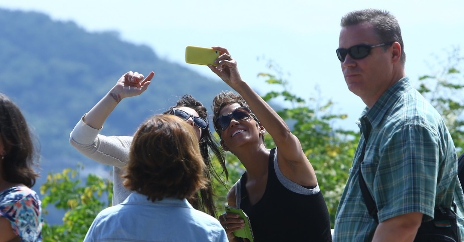 Atriz Halle Berry visita o Pão de Açúcar no Rio de Janeiro